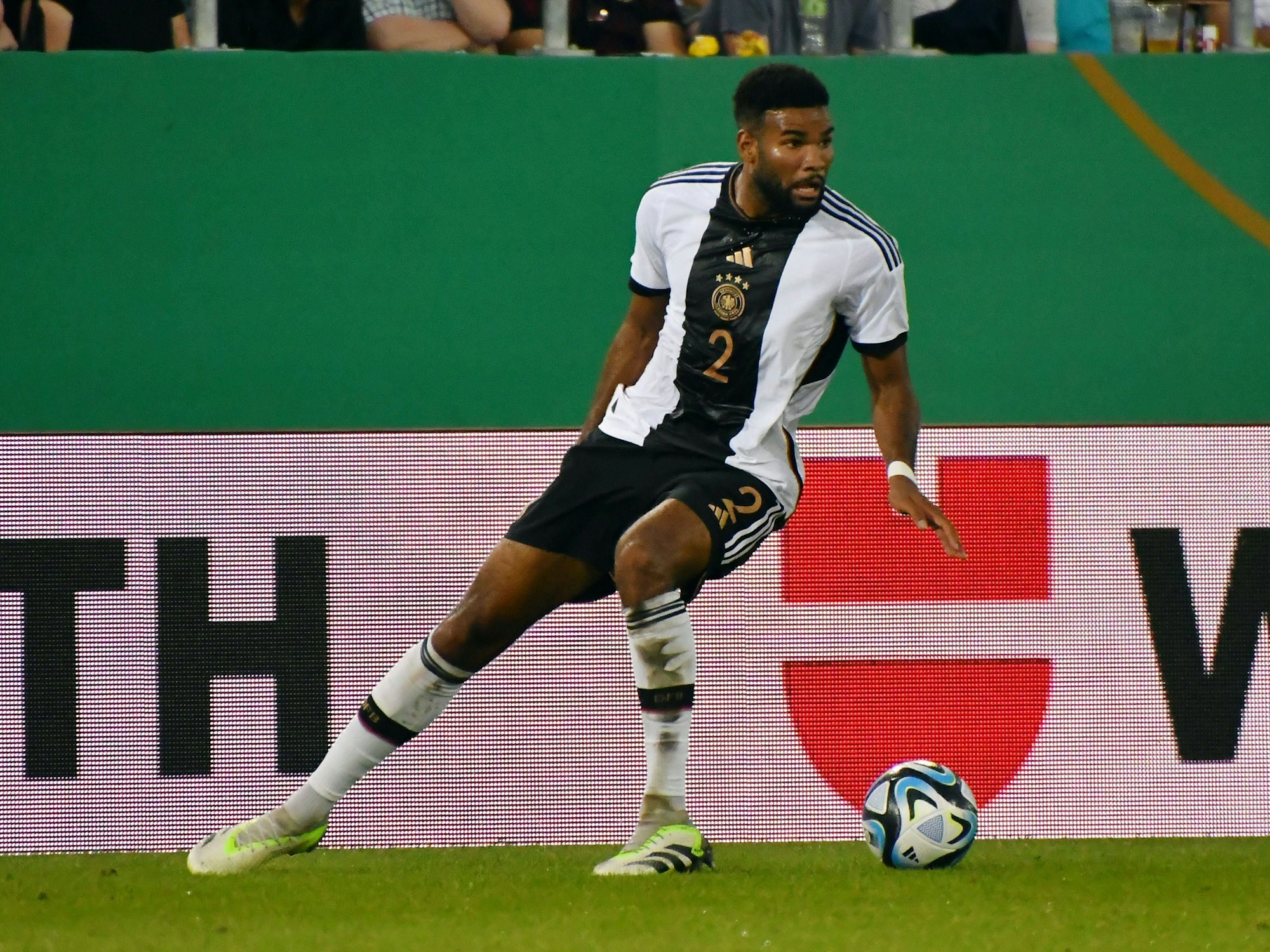 Jamil Siebert führt den Ball im Spiel gegen die Ukraine.