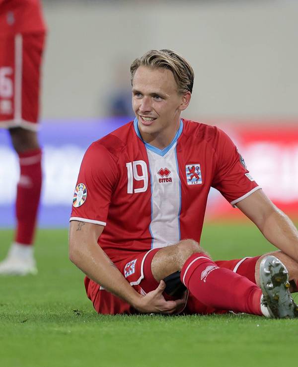 Mathias Olesen sitzt verletzt am Boden.