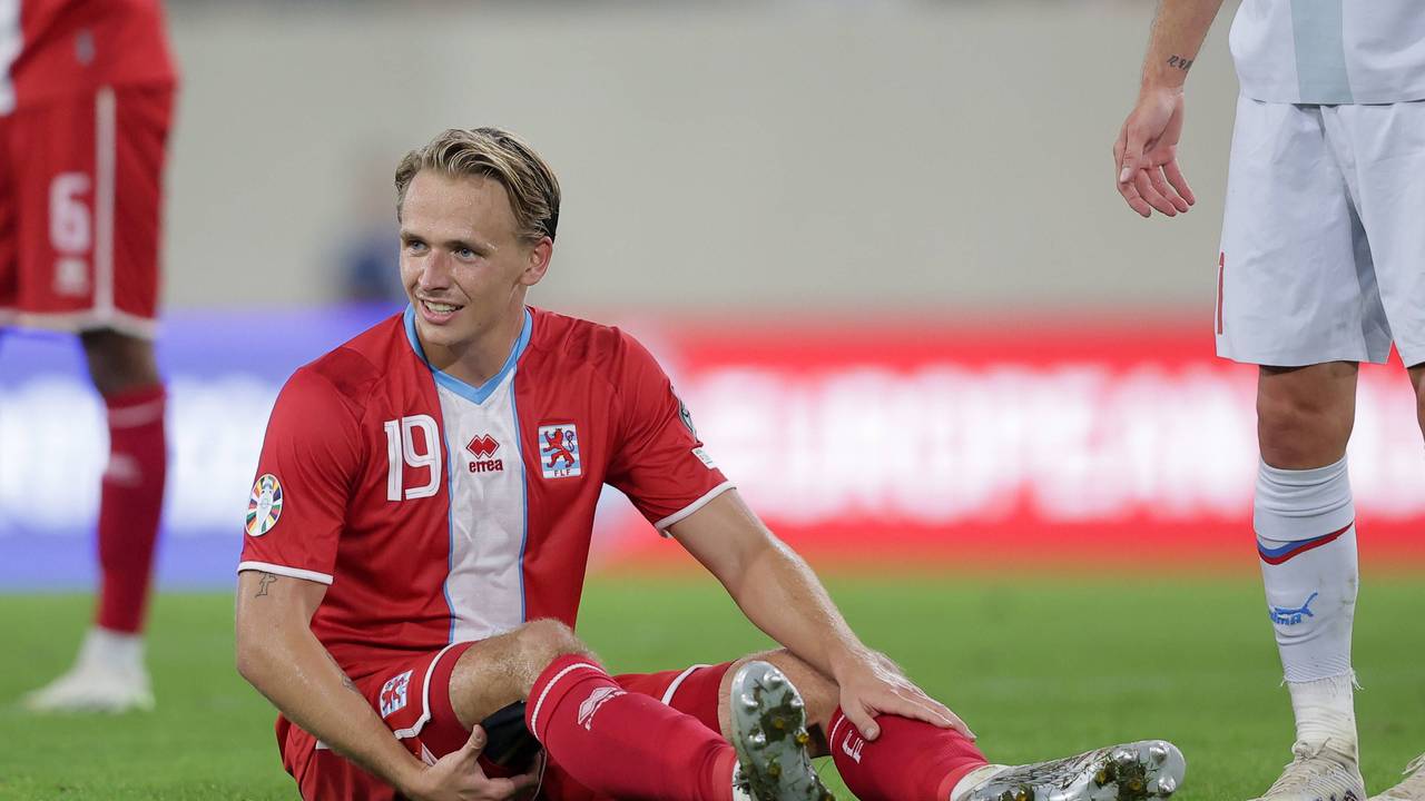 Mathias Olesen sitzt verletzt am Boden.