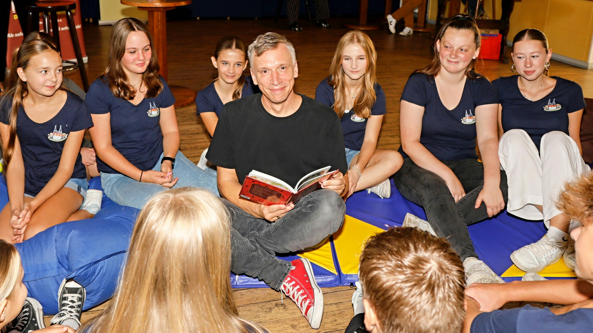 Basti Campmann bei der Premierenvorlesung vor der Kinder- und Jugendtanzgruppe des Treuen Husaren, den „Husarenpänz“.