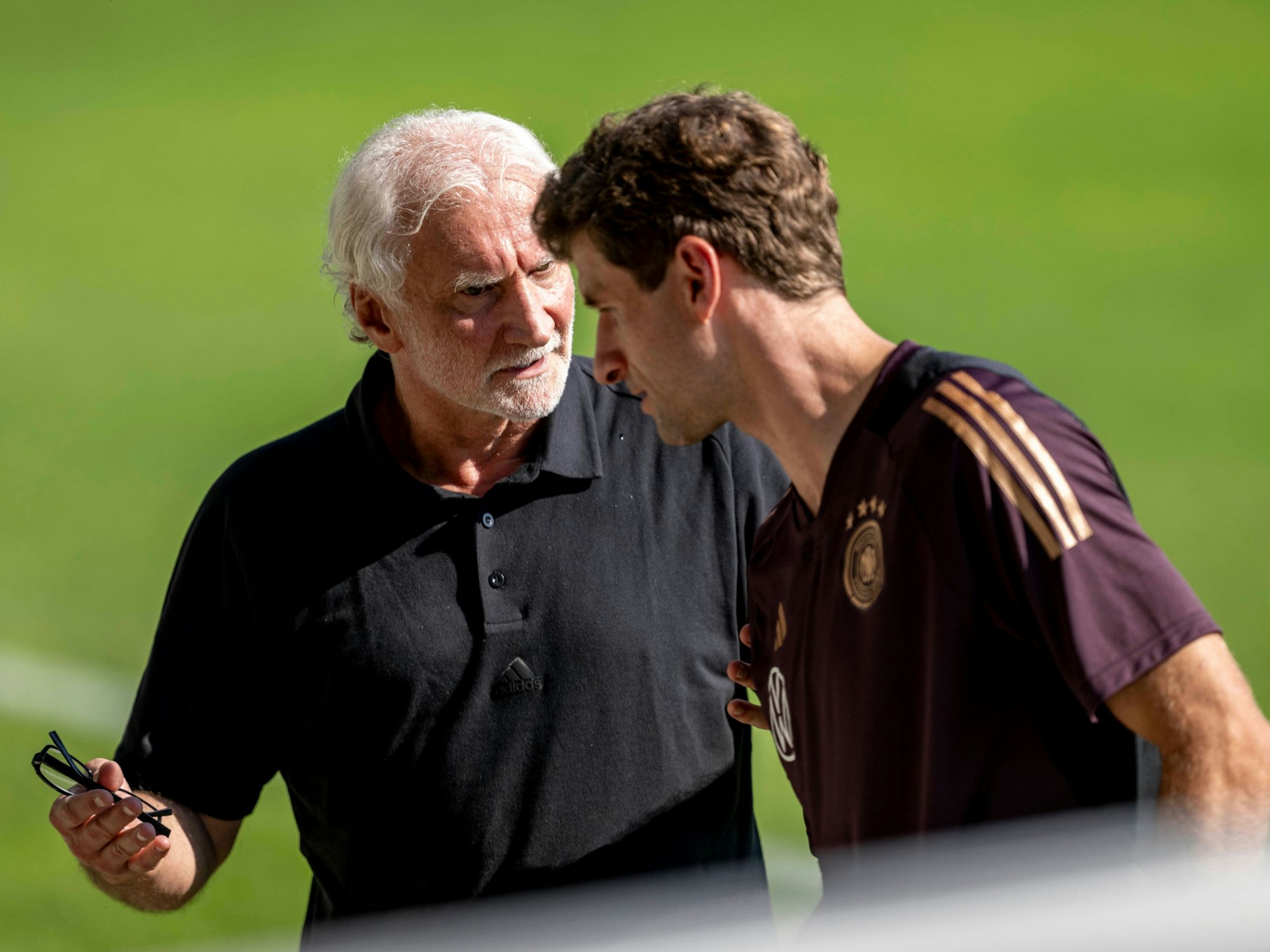 Rudi Völler (l.) spricht mit Deutschlands Thomas Müller.