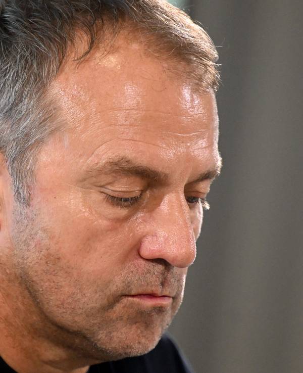 Hansi Flick schaut enttäuscht