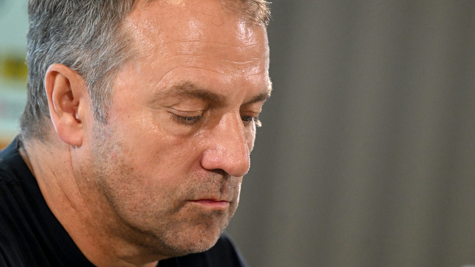 Hansi Flick schaut enttäuscht