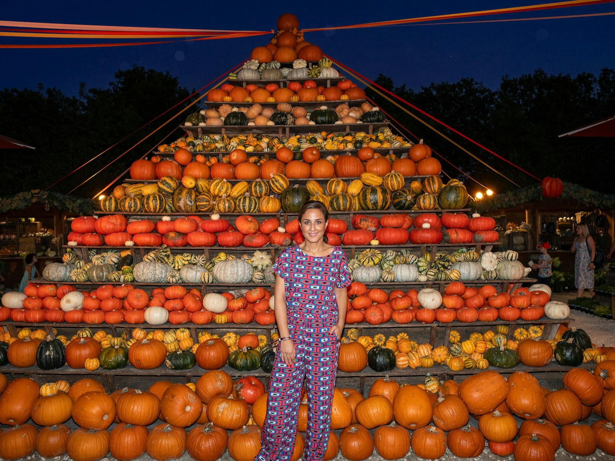 Nina Moghaddam vor der Kürbispyramide.