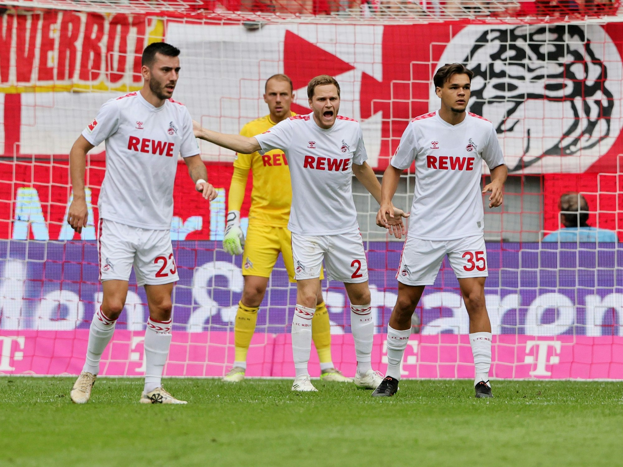 Sargis Adamyan, Marvin Schwäbe, Benno Schmitz und Max Finkgräfe auf dem Platz.