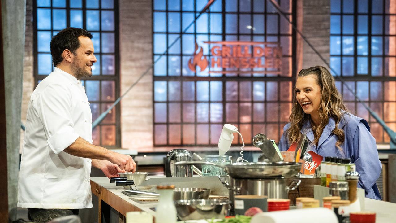 Steffen Henssler und Laura Wontorra
stehen in der Küche.
