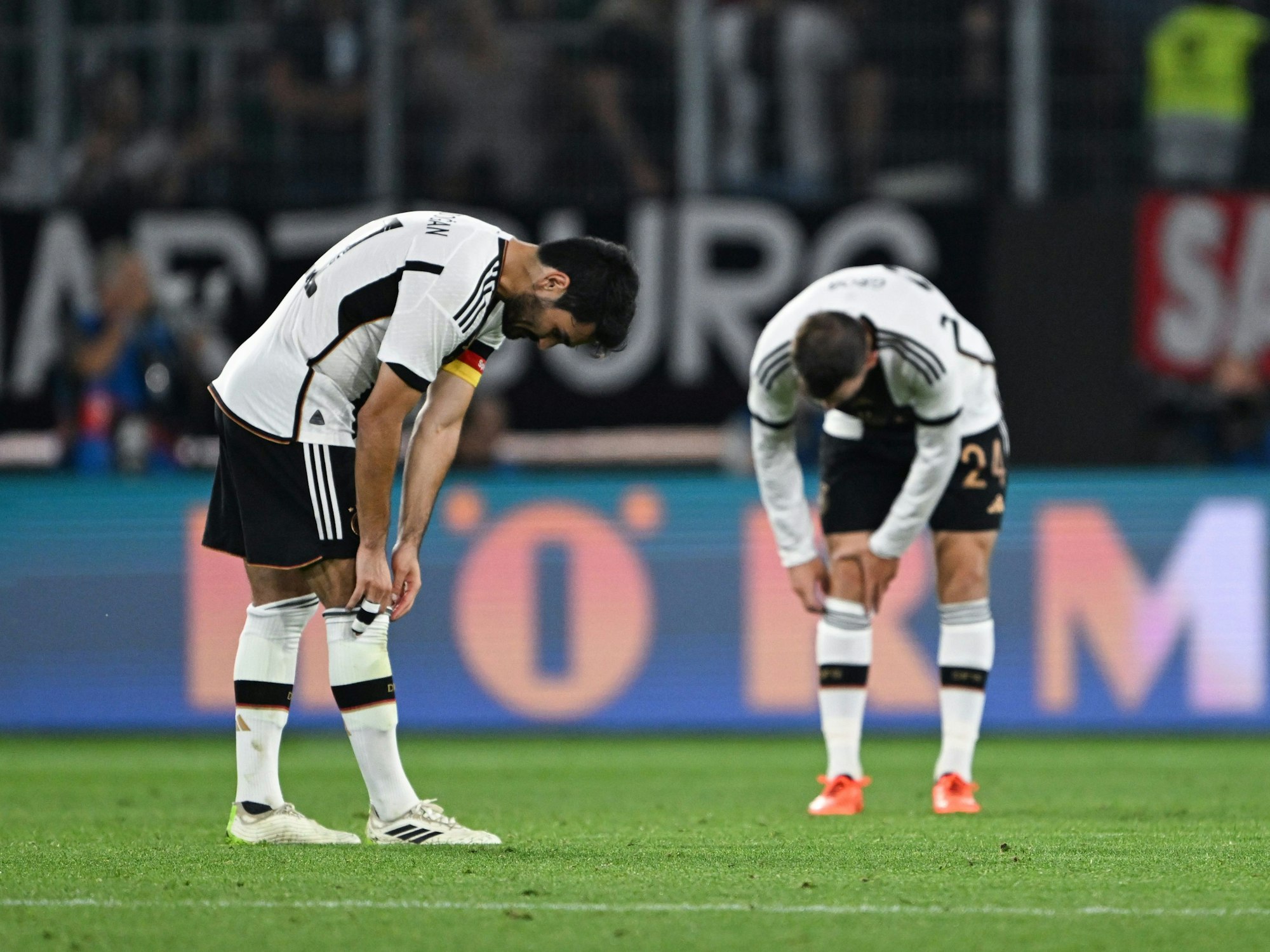 Deutschlands Ilkay Gündogan (l) und Pascal Groß stehen auf dem Rasen.
