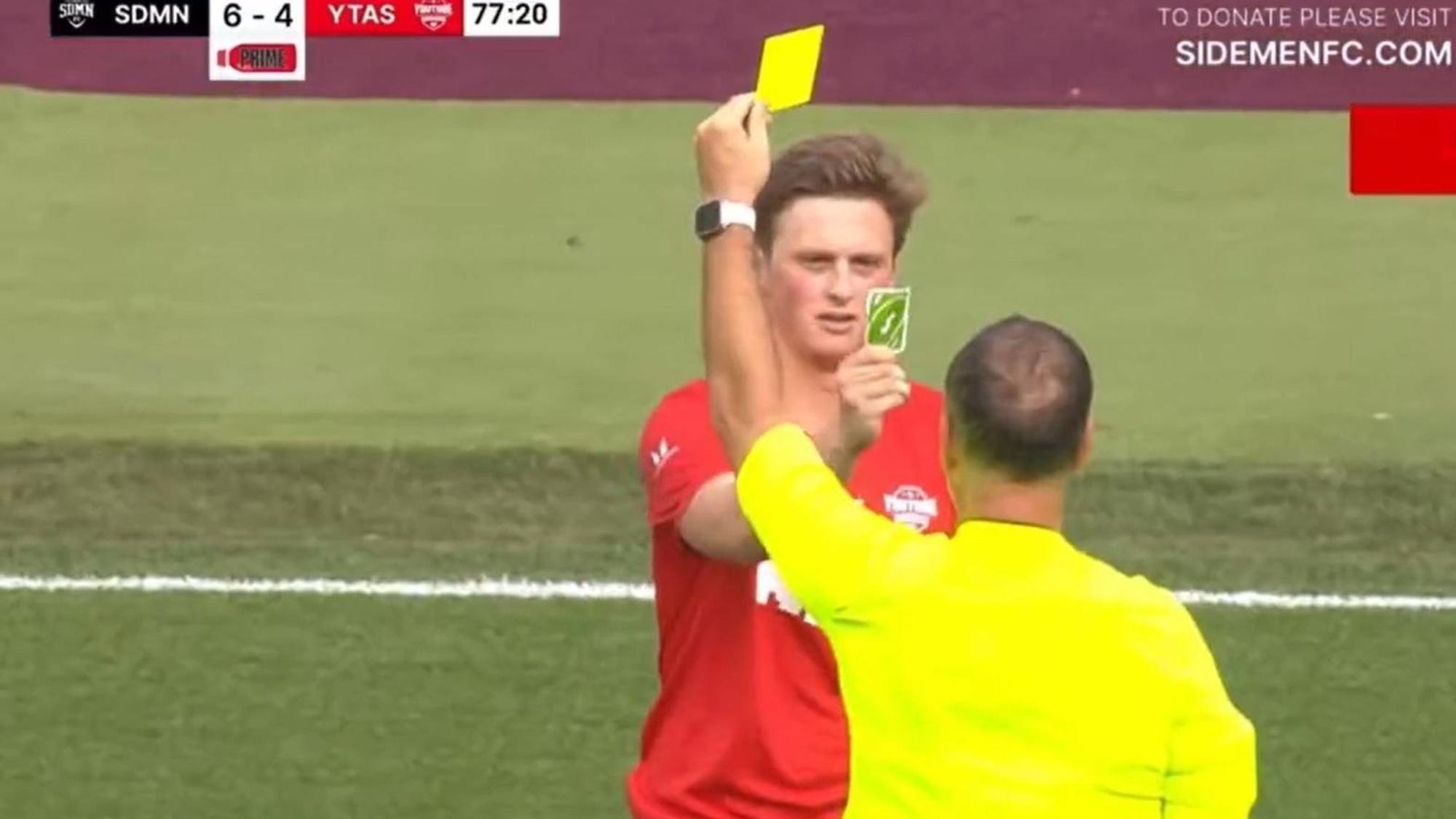 YouTube-Star Max Fosh sieht in einem Benefizspiel Gelb und revanchiert sich beim Schiedsrichter.