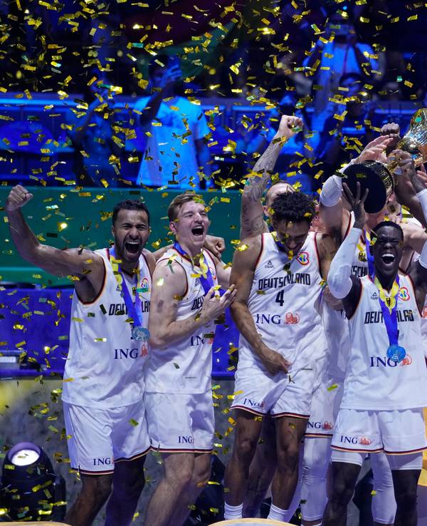 Die deutschen Spieler feiern bei der Siegerehrung in Manila. Dennis Schröder recht den Pokal in die Höhe.