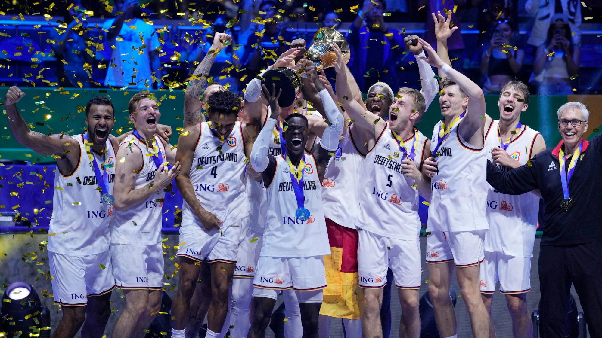 Die deutschen Spieler feiern bei der Siegerehrung in Manila. Dennis Schröder recht den Pokal in die Höhe.