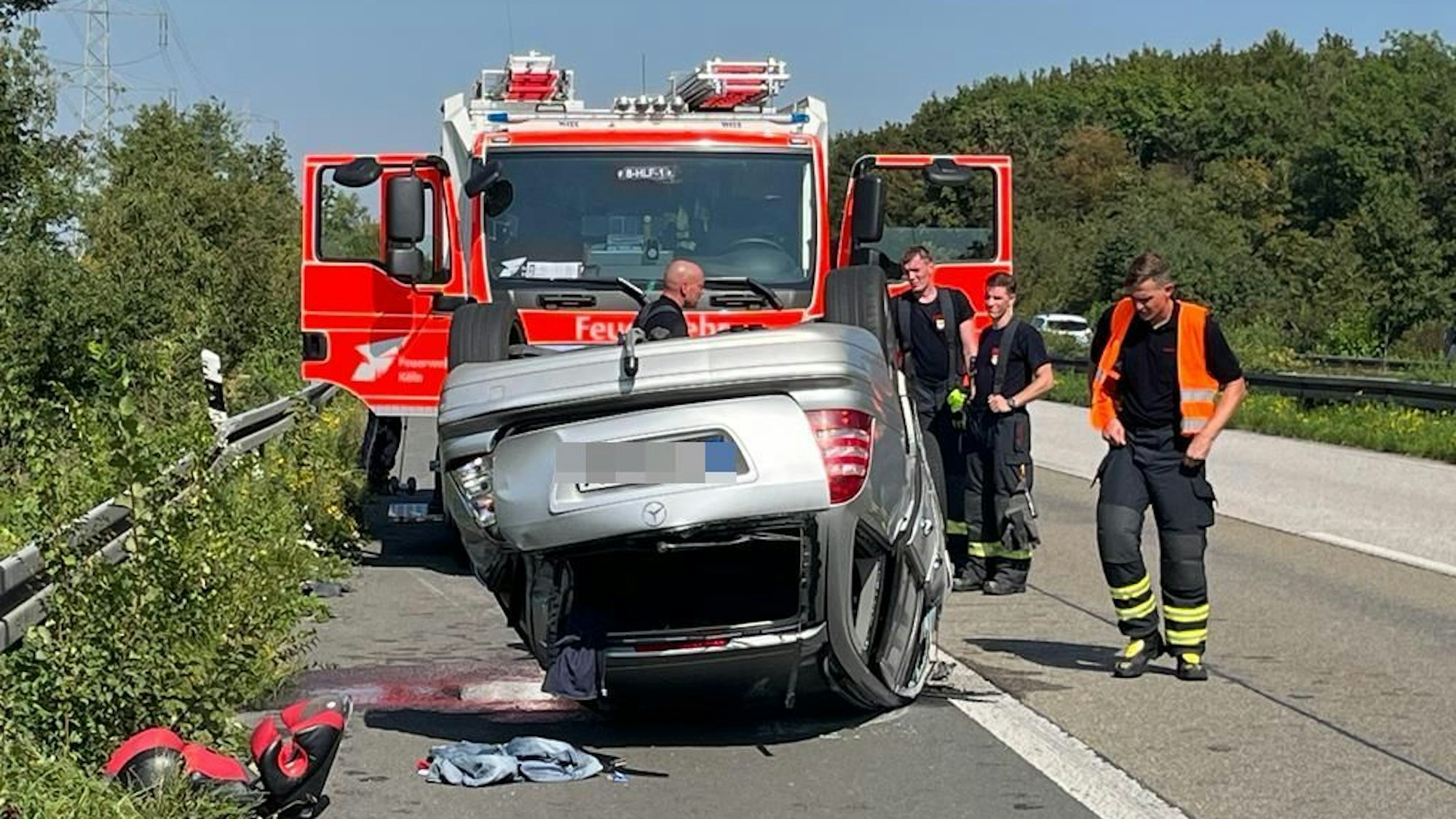 Nach einem Unfall auf der A59 blieb der Mercedes auf dem Dach liegen.