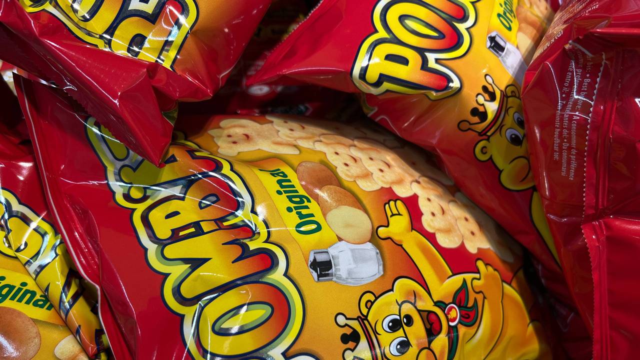 Mehrere Packungen der Chipsmarke Pom-Bär liegen übereinander.