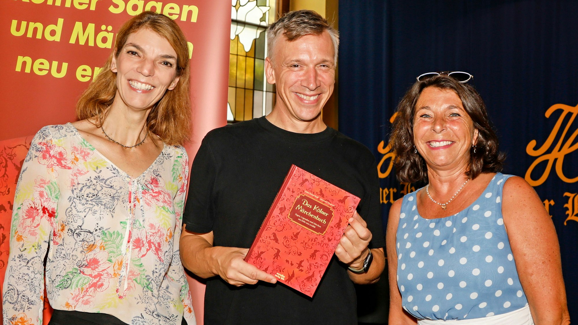 Basti Campmann und die Autorinnen des Kölner Märchenbuches Susanne Viegener (r.) und Jutta Echterhoff (l.)