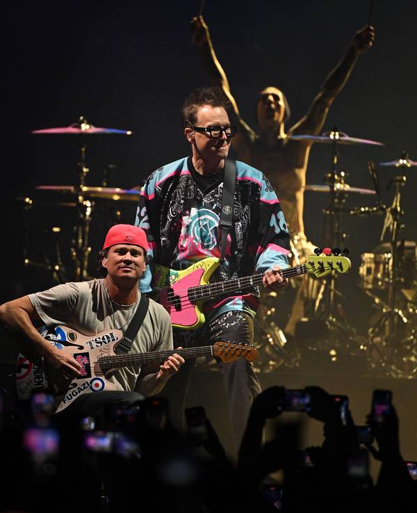 Die Band Blink-182 performt auf einem Konzert.