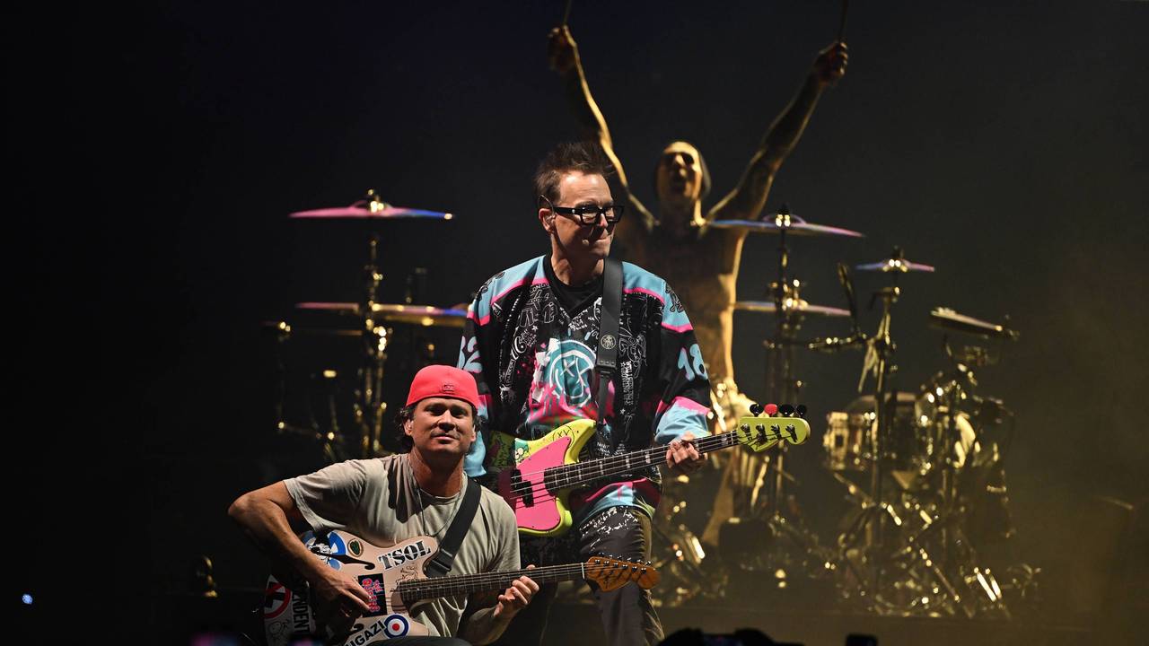 Die Band Blink-182 performt auf einem Konzert.