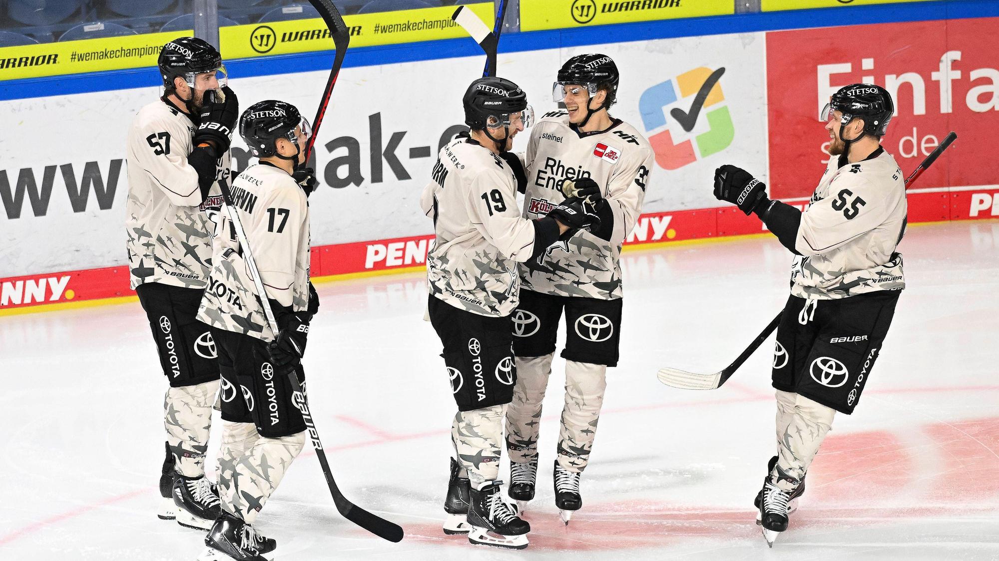 Die Spieler der Kölner Haie jubeln.