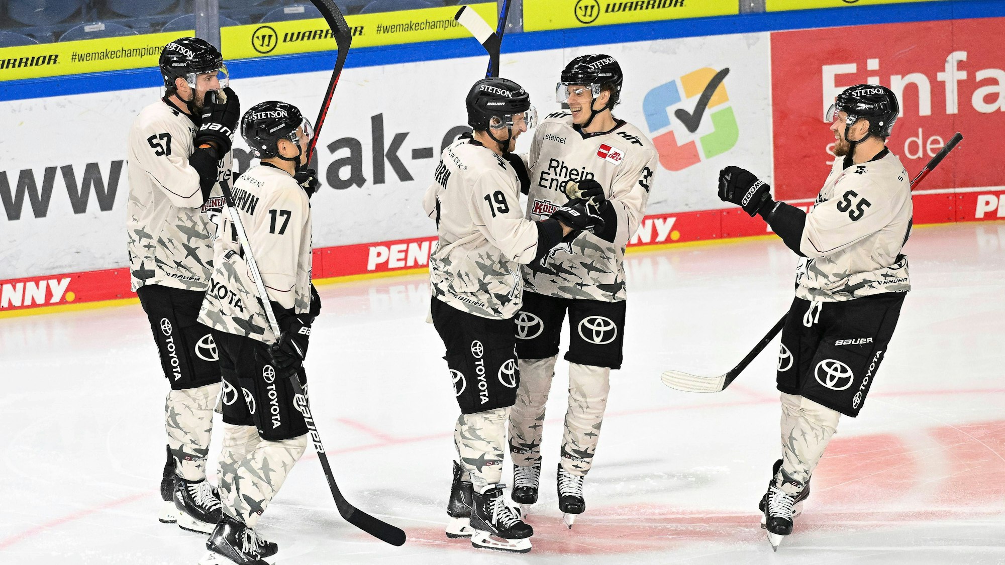 Die Spieler der Kölner Haie jubeln.