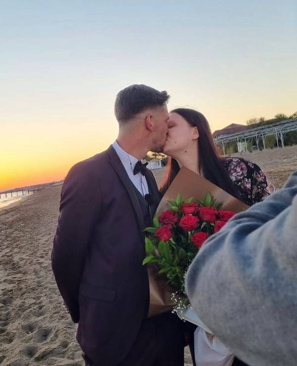 Lavinia Wollny und Tim Katzenbauer küssen sich am Strand.