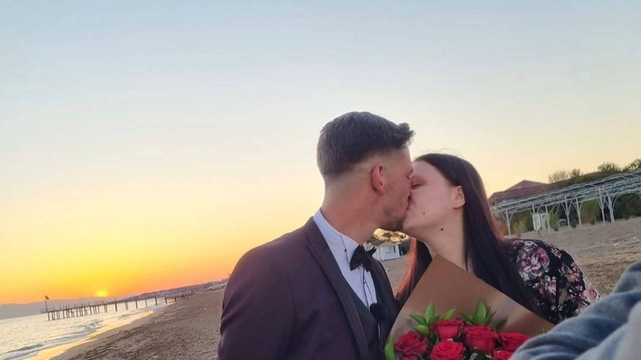 Lavinia Wollny und Tim Katzenbauer küssen sich am Strand.