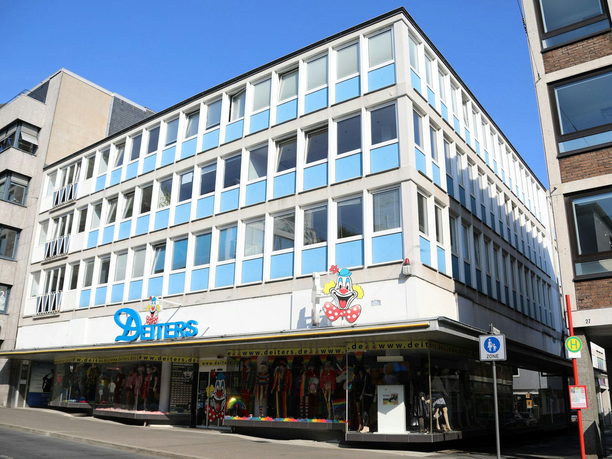 Deiters geschlossen
Gürzenichstraße Köln Deutschland
06.09.2021
Copyright
Eduard Bopp Sportfotografie
mail@fotobopp.de