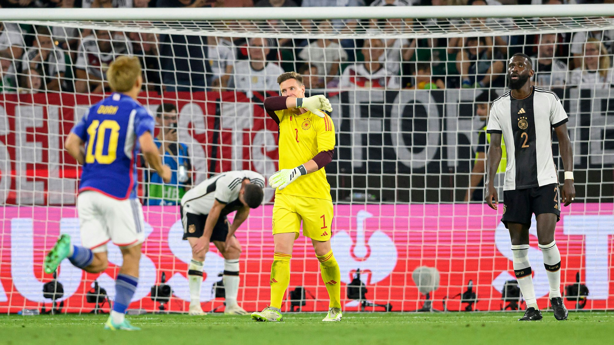 Enttäuschte Gesichter von Robin Gosens, Marc-André ter Stegen und Antonio Rüdiger.