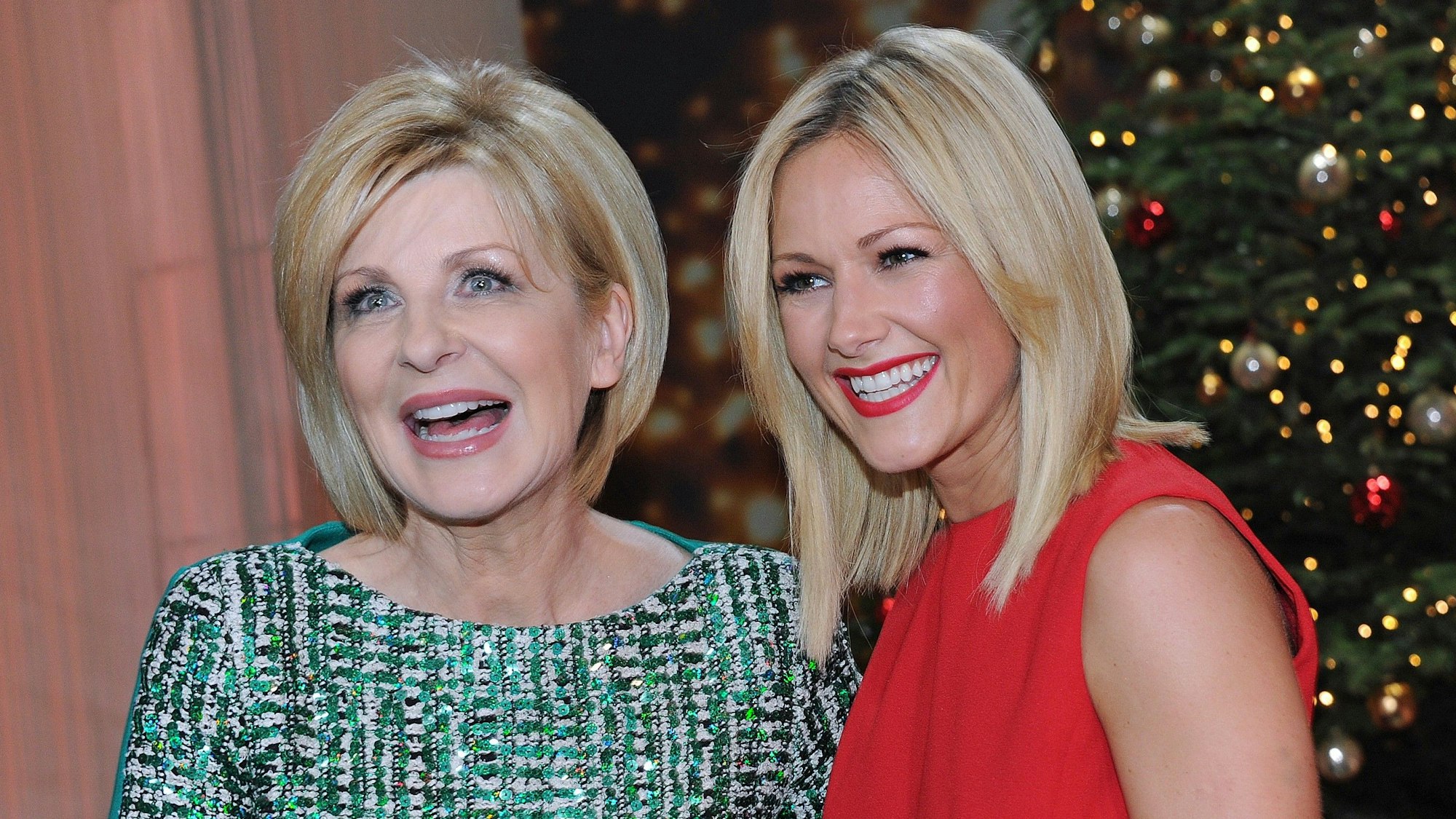 Helene Fischer und Carmen Nebel lachen zusammen