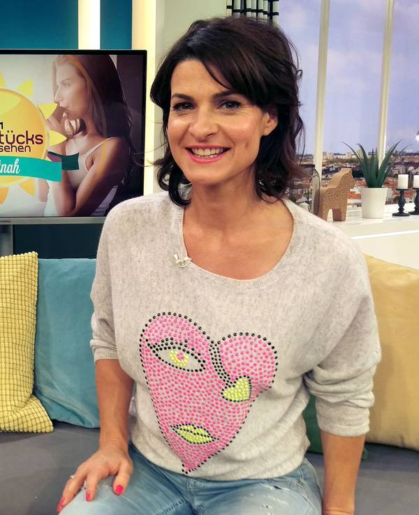 Marlene Lufen posiert auf einer Couch für ein Foto.