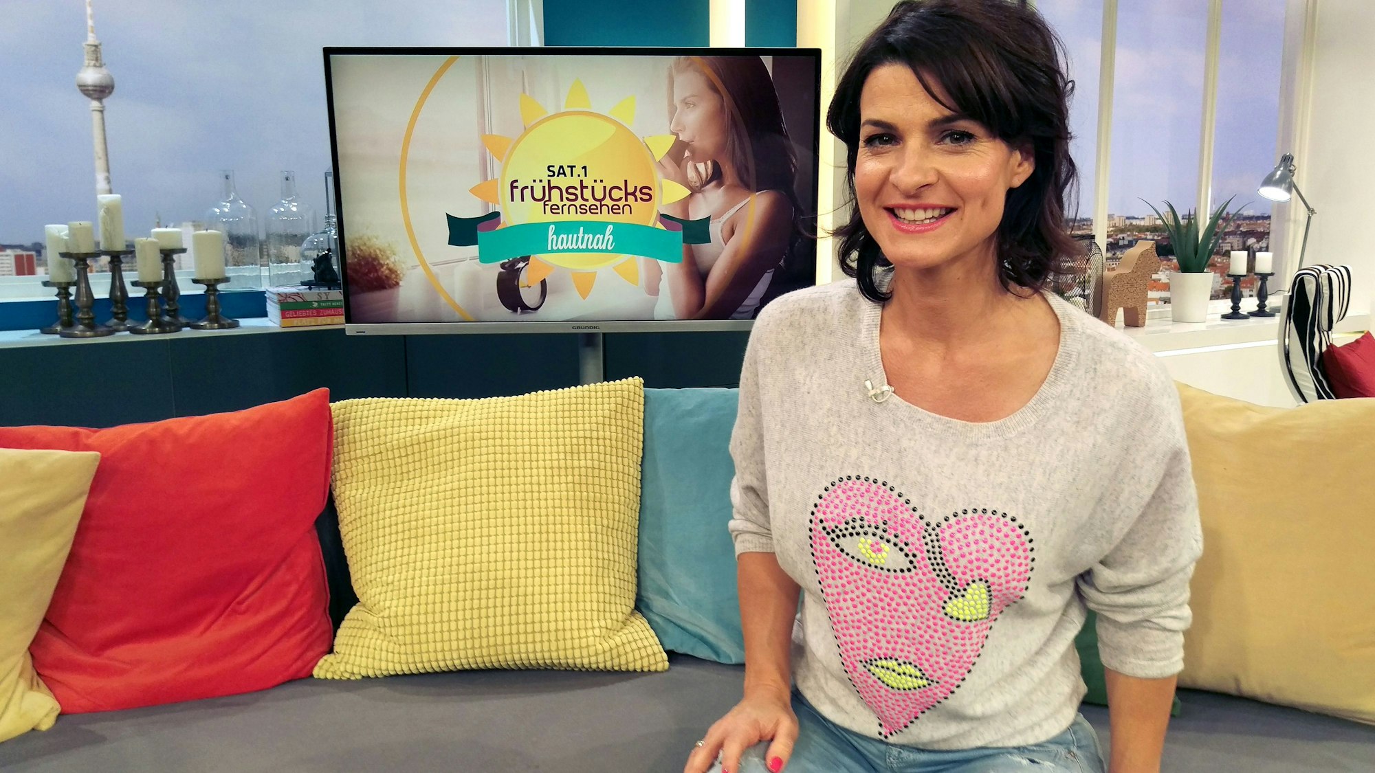 Marlene Lufen posiert auf einer Couch für ein Foto.