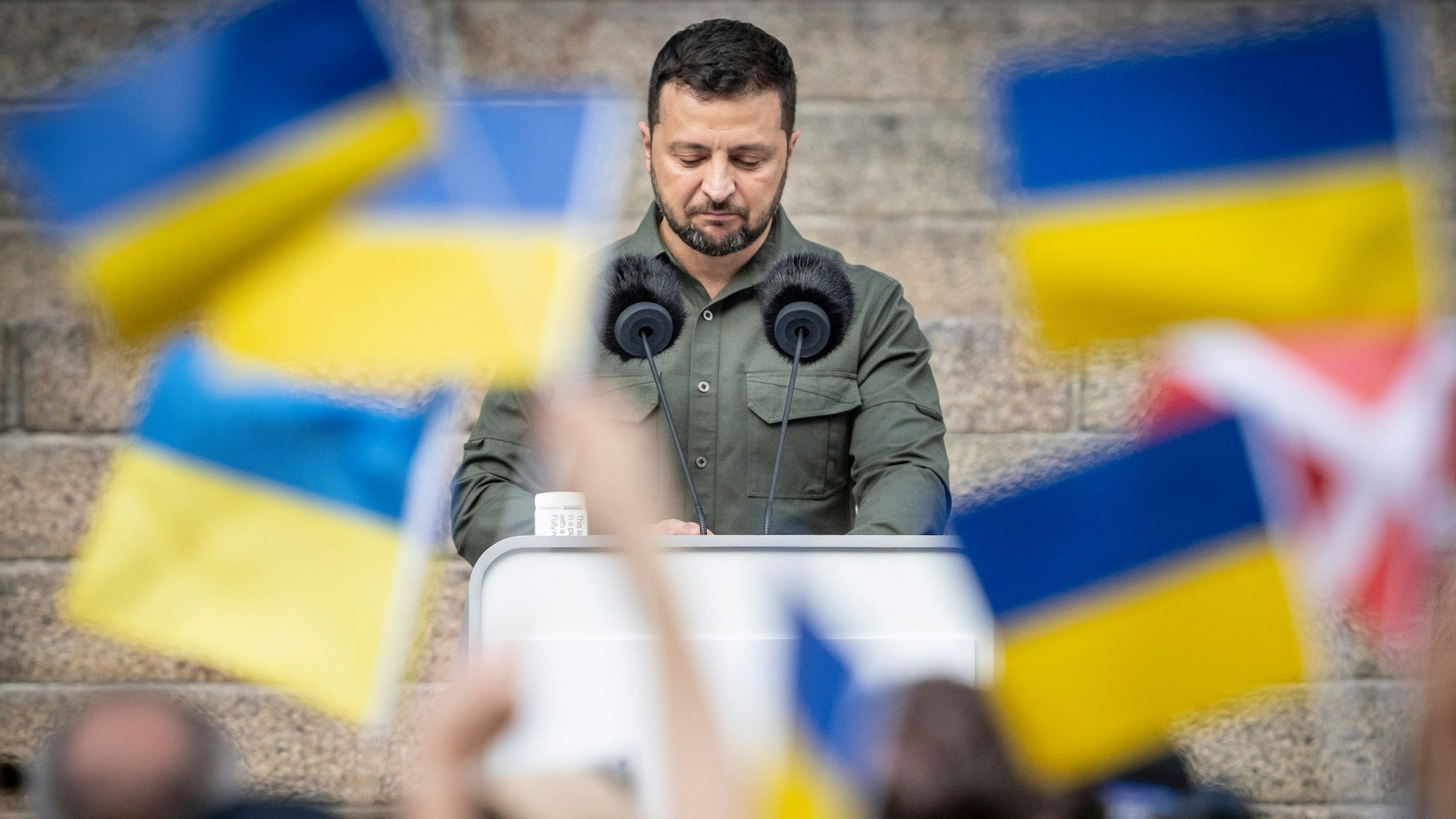 Wolodymyr Selenskyj, Präsident der Ukraine, spricht Ende August auf den Stufen von Schloss Christiansborg, dem Sitz des dänischen Parlaments, zum dänischen Volk.