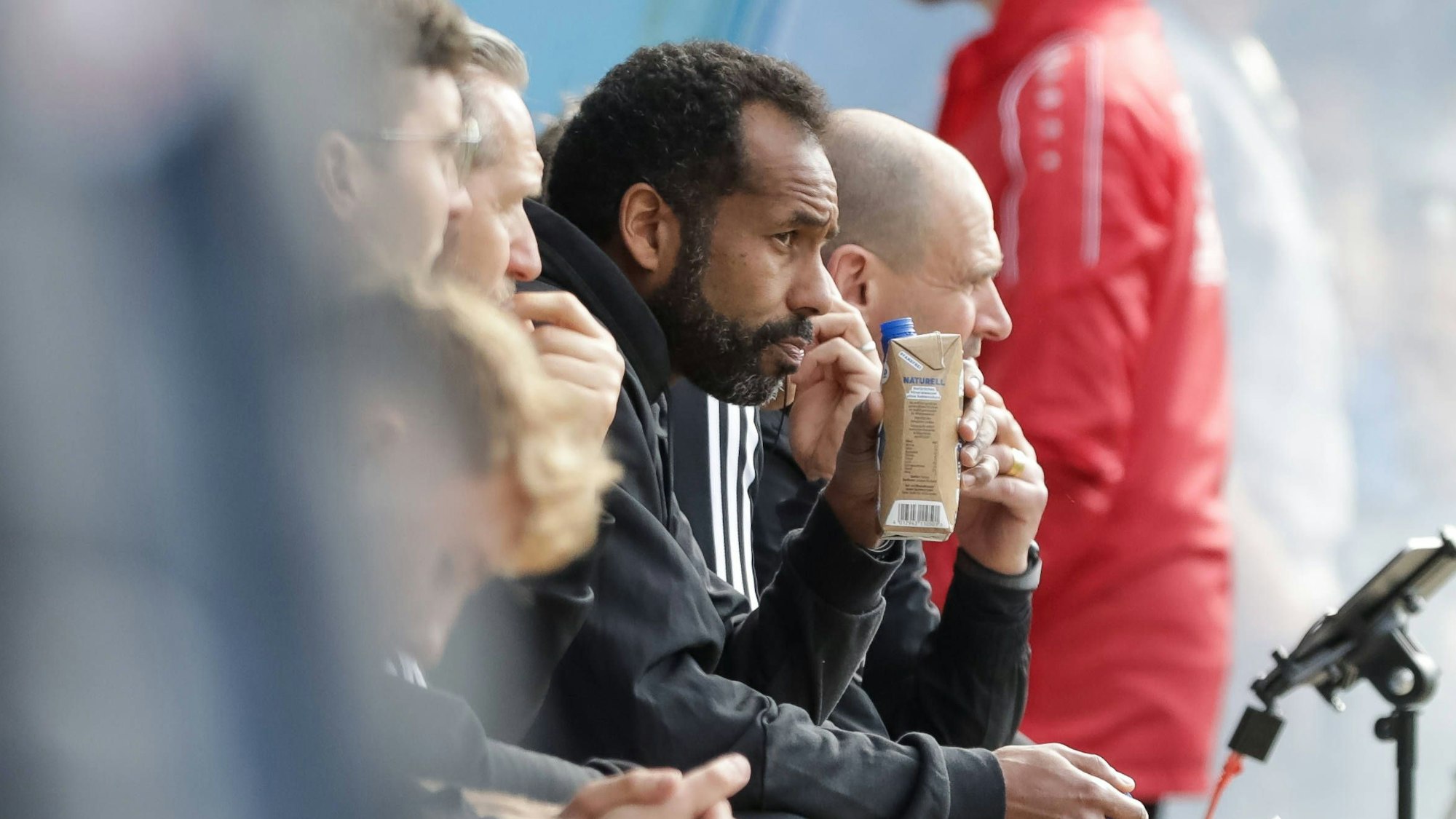 Fortuna Düsseldorfs Cheftrainer Daniel Thioune blickt beim Auswärtsspiel in Rostock auf das Geschehen auf dem Spielfeld.
