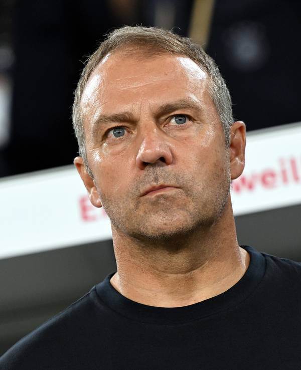 Hansi Flick vor dem Spiel der deutschen Nationalmannschaft an der Seitenlinie.