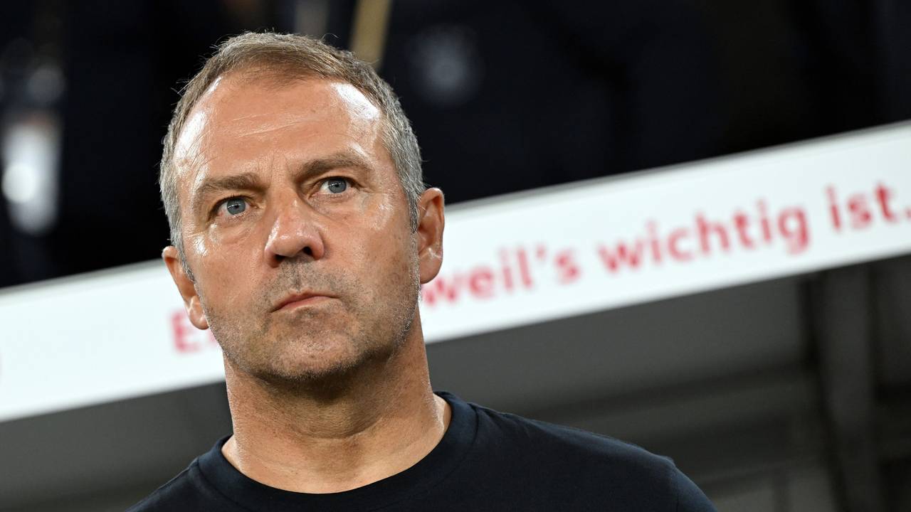 Hansi Flick vor dem Spiel der deutschen Nationalmannschaft an der Seitenlinie.