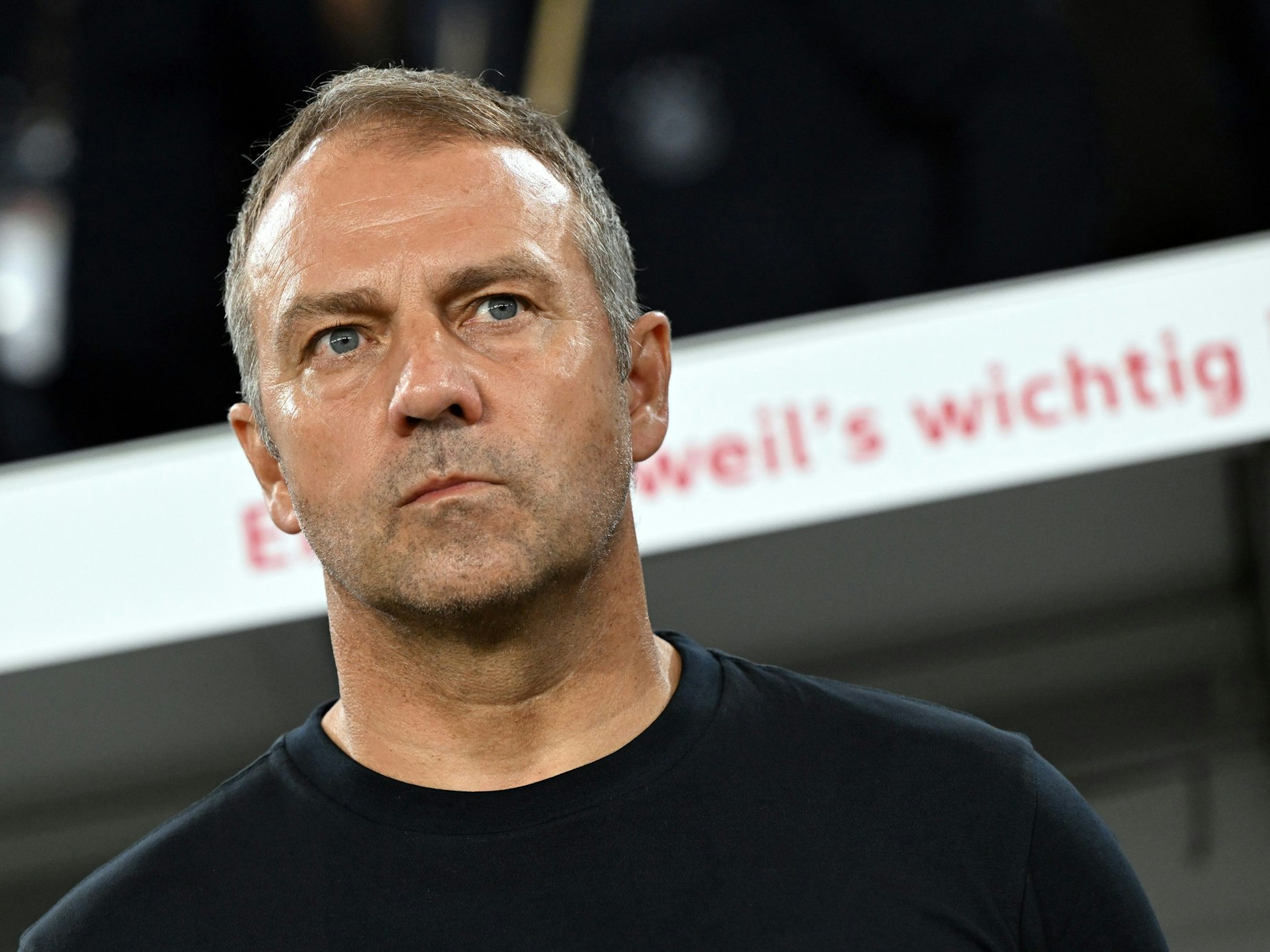 Hansi Flick vor dem Spiel der deutschen Nationalmannschaft an der Seitenlinie.