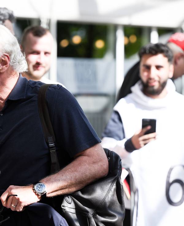 Rudi Völler, Bundestrainer für ein Spiel, geht mit seinem Gepäck in das Hotel.