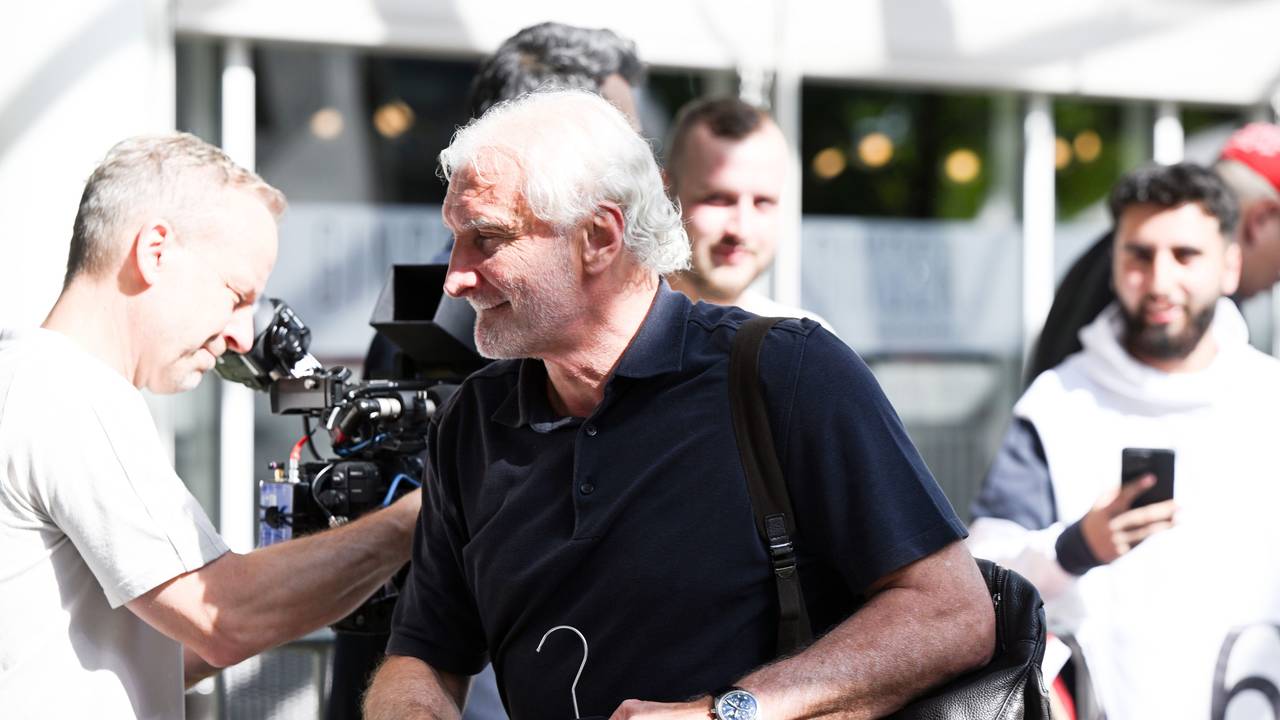 Rudi Völler, Bundestrainer für ein Spiel, geht mit seinem Gepäck in das Hotel.