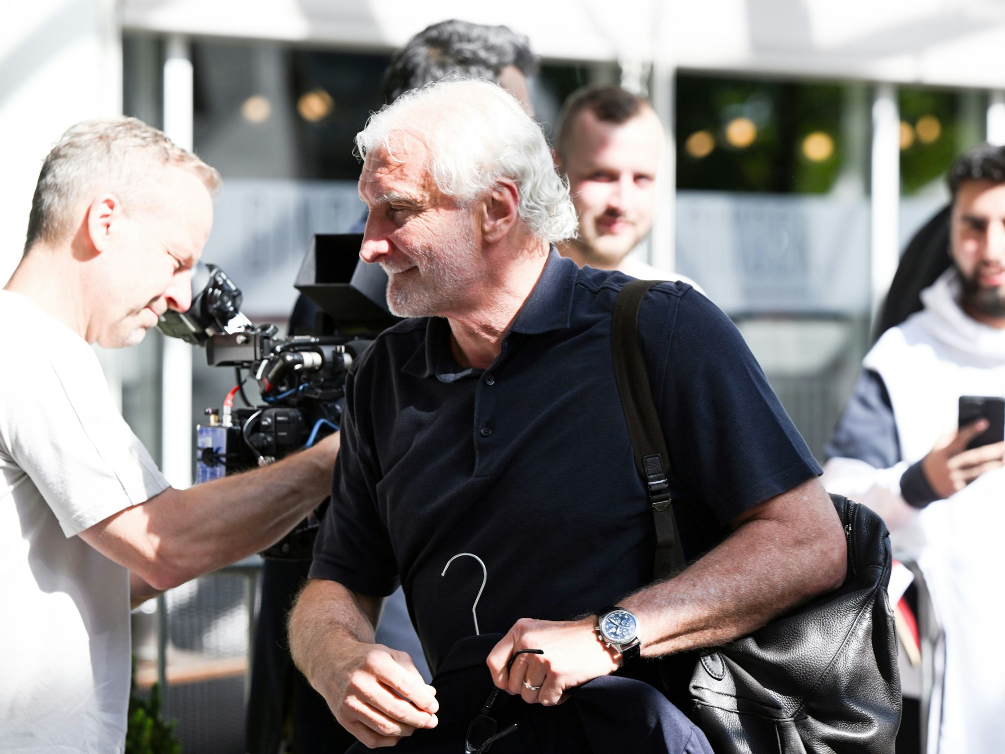 Rudi Völler, Bundestrainer für ein Spiel, geht mit seinem Gepäck in das Hotel.
