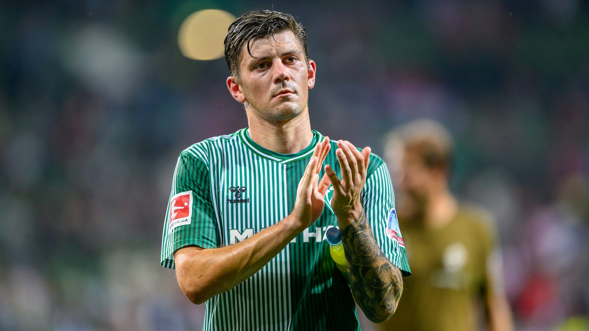 Werder Bremens Dawid Kownacki applaudiert den Fans nach dem Spiel gegen den FC Bayern München.