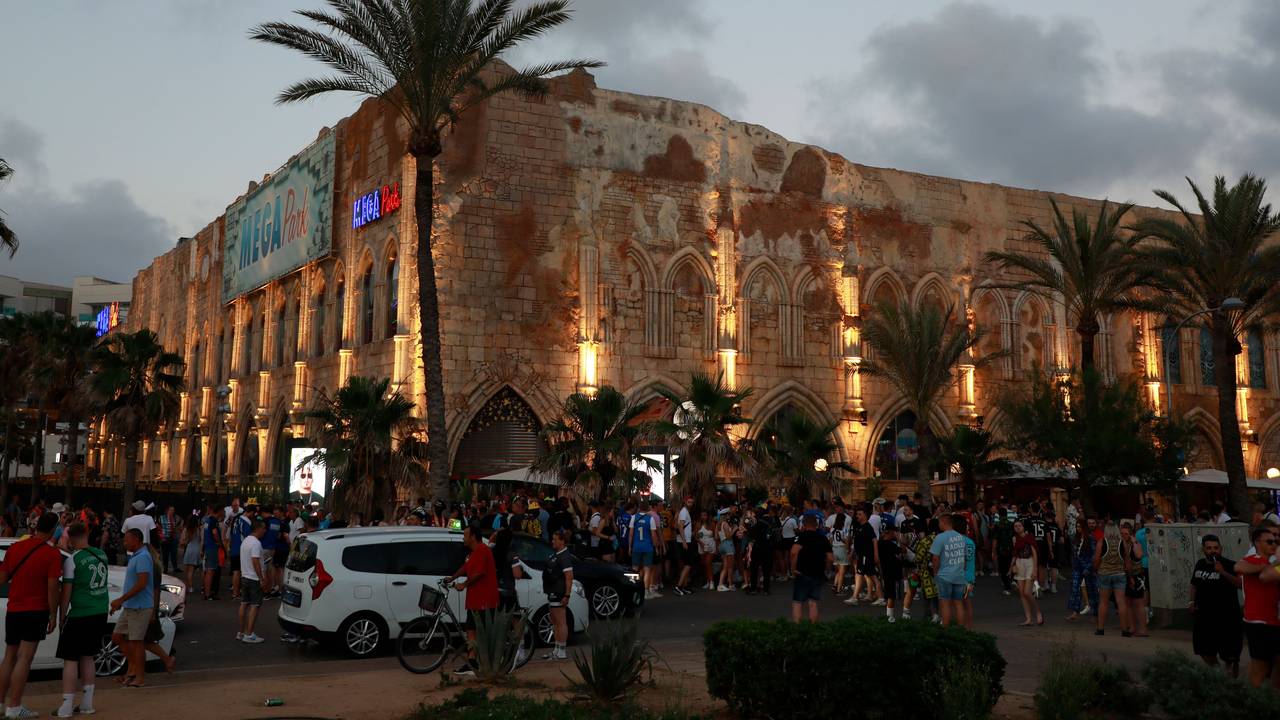 Zahlreiche Menschen stehen vor dem Megapark am Strand von Arenal.