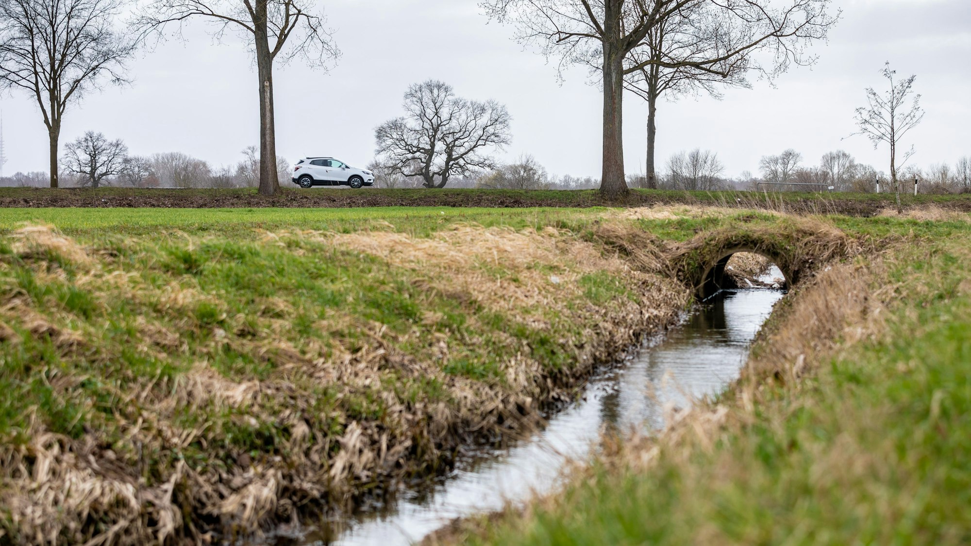 Unser Symbolbild zeigt eine Landstraße in der Region Hannover.