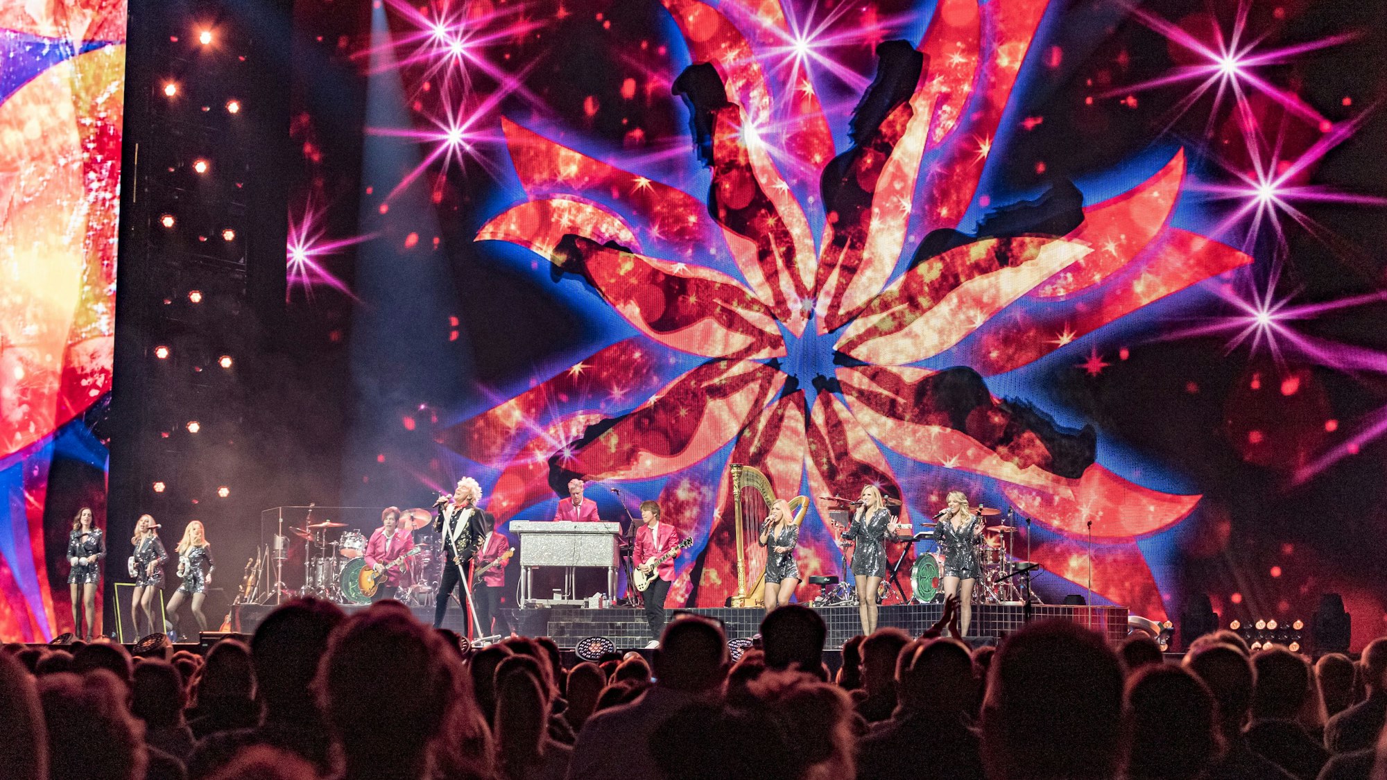 Großes Bühnenbild rund um Rod Stewart bei seinem Auftritt in der Kölner Lanxess-Arena.