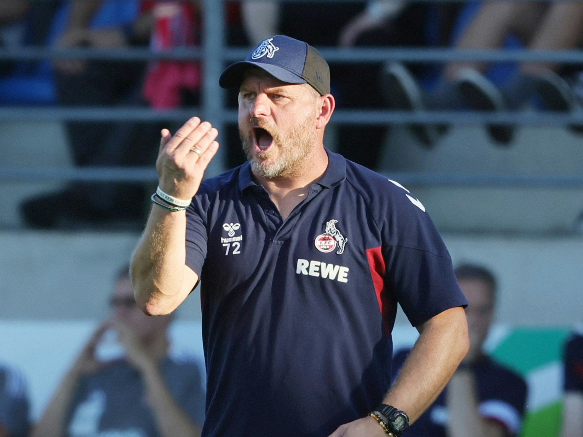 Steffen Baumgart brüllt etwas auf den Platz.