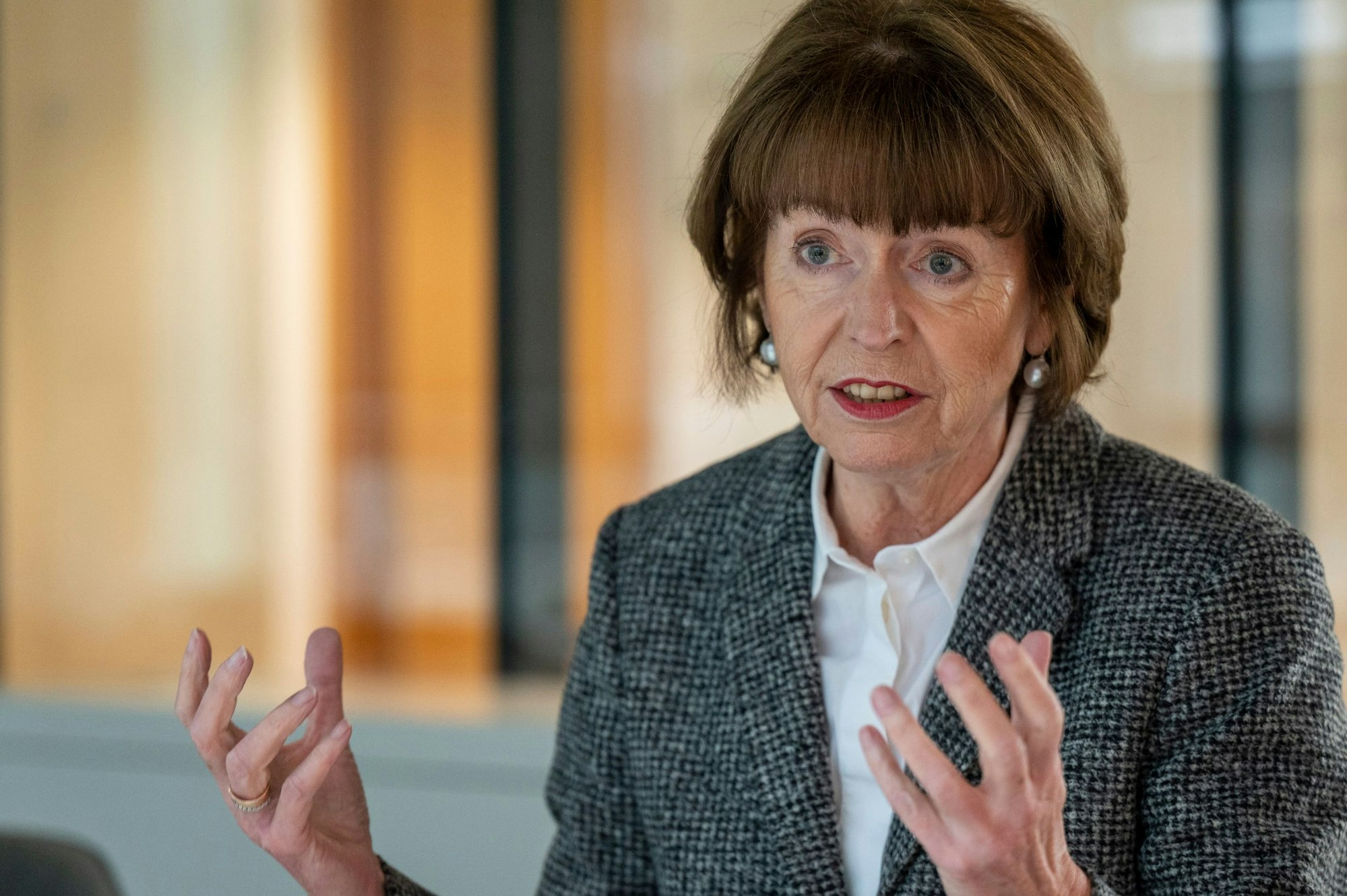 Henriette Reker gestikuliert.