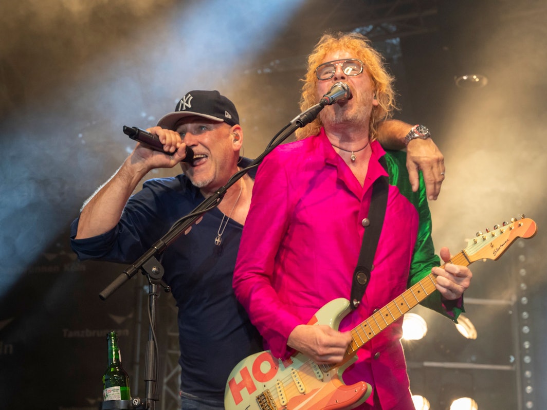 Fury in the Slaughterhouse stehen beim Konzert auf der Bühne.