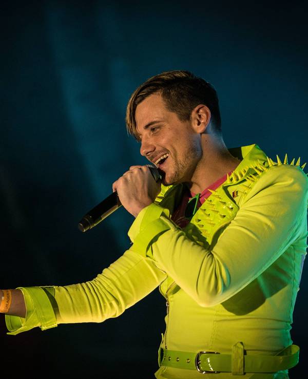 Party-Sänger Willi Wedel performt auf der Bühne.