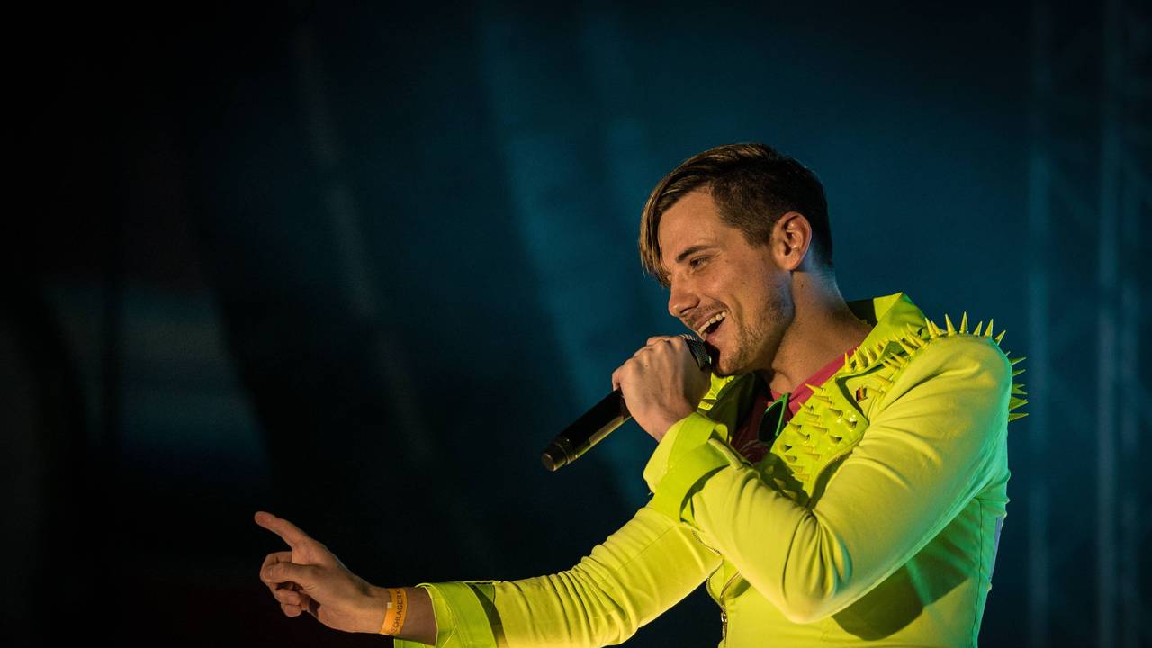 Party-Sänger Willi Wedel performt auf der Bühne.