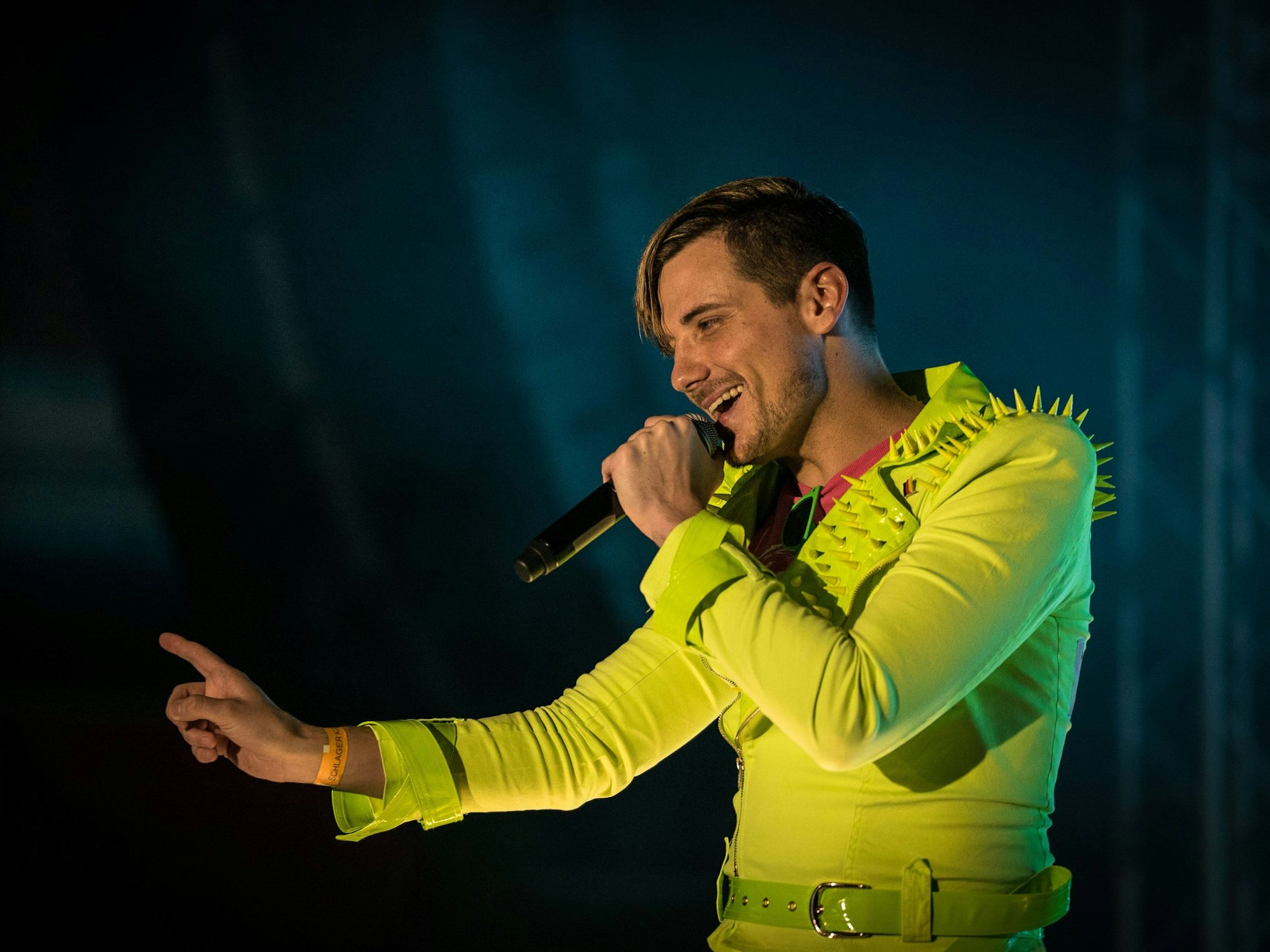 Party-Sänger Willi Wedel performt auf der Bühne.