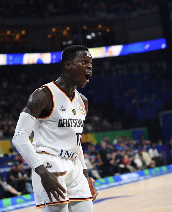 Dennis Schröder jubelt nach einem Korb gegen Serbien im WM-Finale.