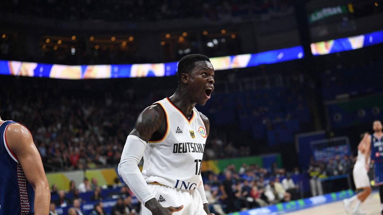 Dennis Schröder jubelt nach einem Korb gegen Serbien im WM-Finale.
