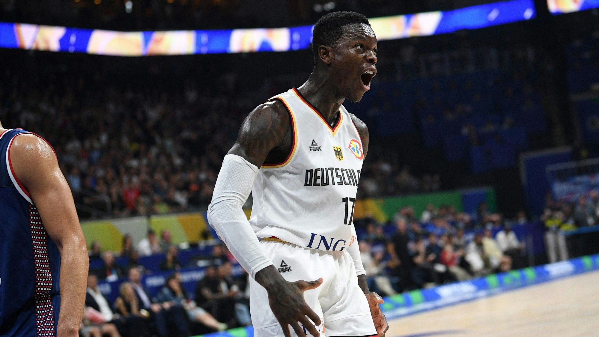 Dennis Schröder jubelt nach einem Korb gegen Serbien im WM-Finale.
