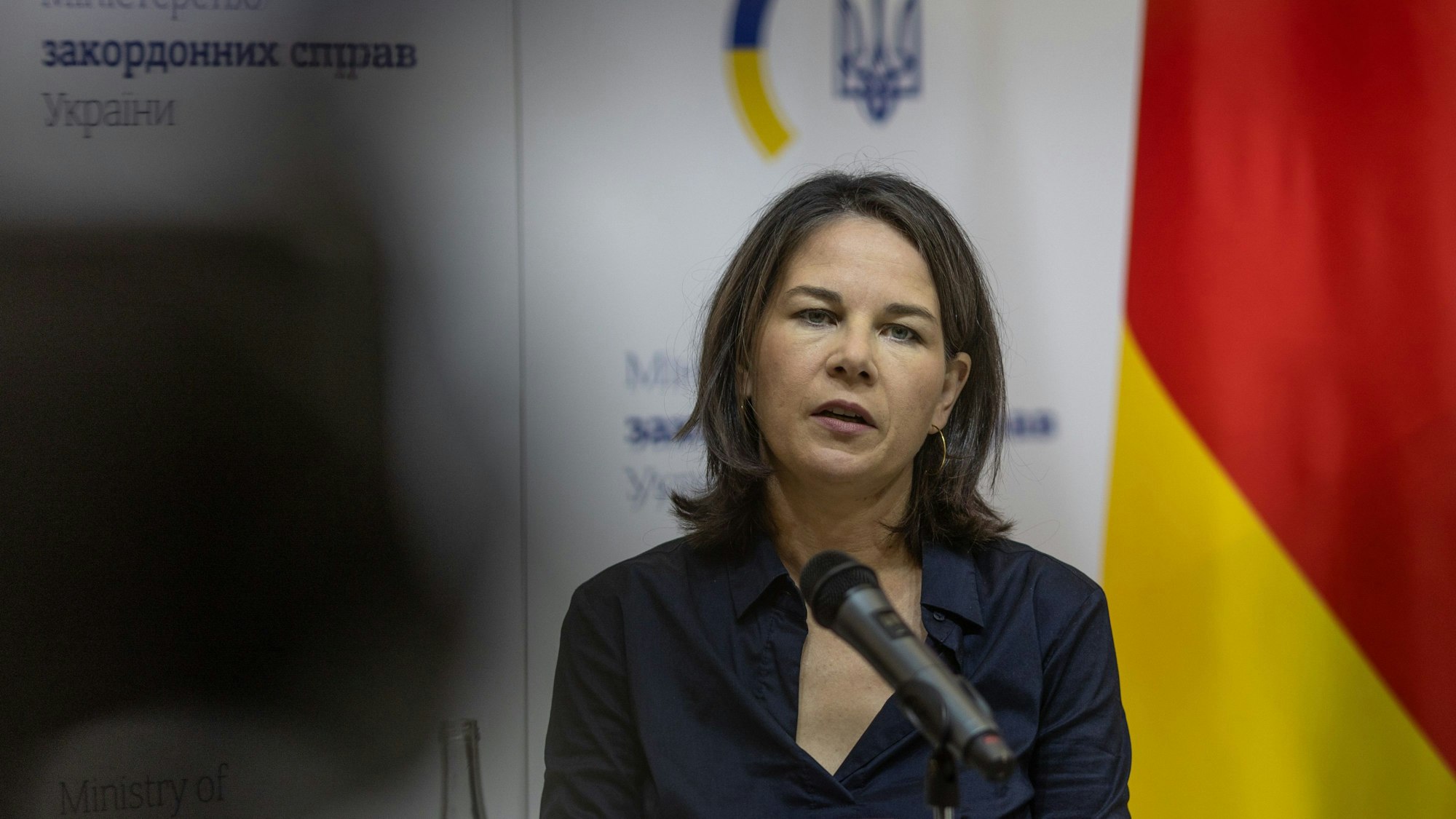 Bundesaußenministerin Annalena Baerbock (Bündnis 90/Die Grünen) spricht auf einer Pressekonferenz mit dem ukrainischen Aussenminister Kuleba im Aussenministerium in Kyjiw.